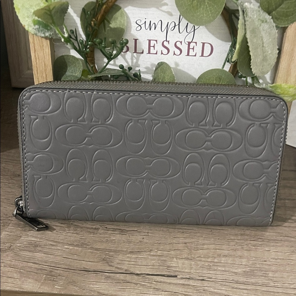 Coach Gray Embossed Zip Wallet
EUC 
32033
ACCRON SIG LTHR
227259JAX